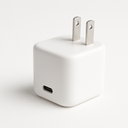 Adaptador USB-C 20W - vista en angulo mostrando puerto